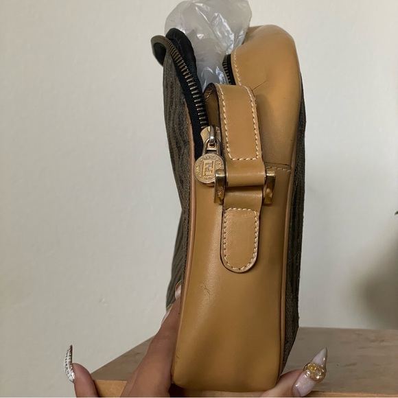 Vintage fendi penguin stripe camera crossbody bag - authenticated - Picture 6 of 11